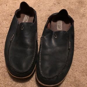 Well worn Olukai Moloa slippers.